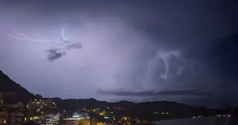 Şimşeklerin dansı anbean kameraya yansıdı