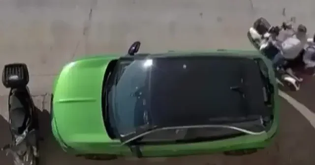 Park halindeki otomobile çarpıp hiçbir şey olmamış gibi kaçtı VİDEO İZLE