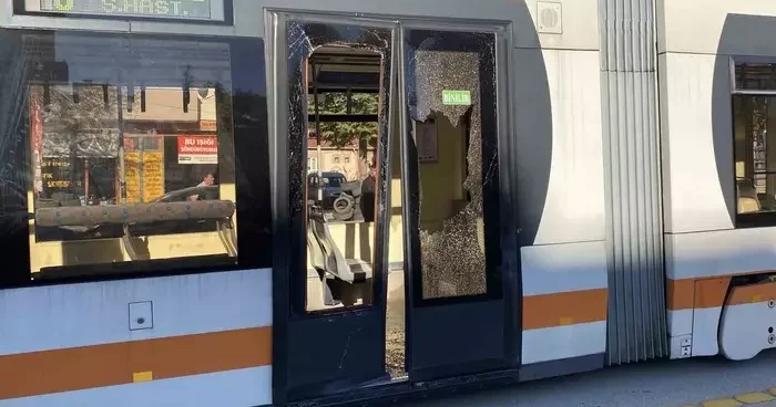 Açık bırakılan servis kapısına tramvay çarptı: 3 yaralı
