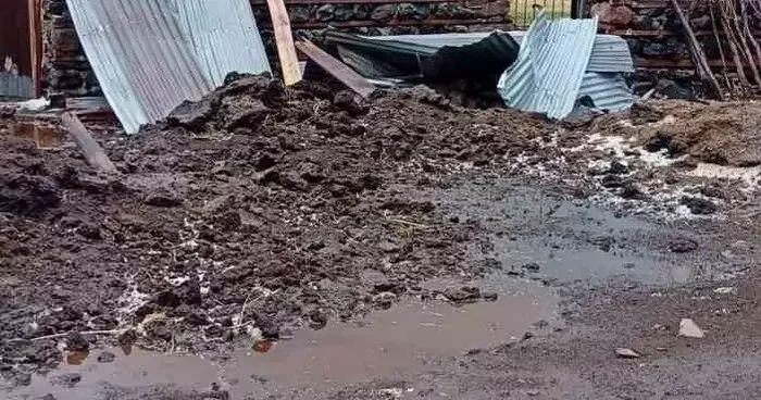 Bingöl’de fırtına çatıları uçurdu