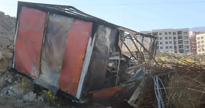 Alevlerin arasına dalan operatör, konteyneri uçurumdan yuvarladı Hatay Haberleri