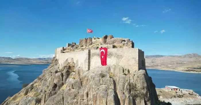 Tarihi kalenin surlarına 50 metrekarelik dev Türk bayrağı asıldı