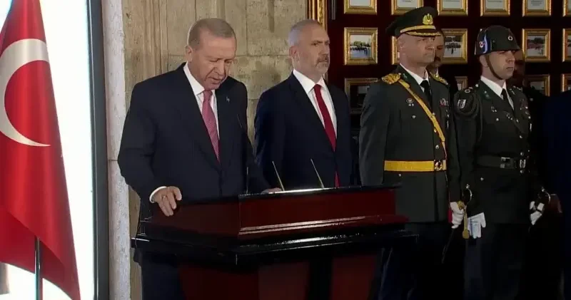 Cumhurbaşkanı Erdoğan Anıtkabir de: Büyük ve güçlü Türkiye yi evlatlarımıza emanet edeceğiz Gündem Haberleri