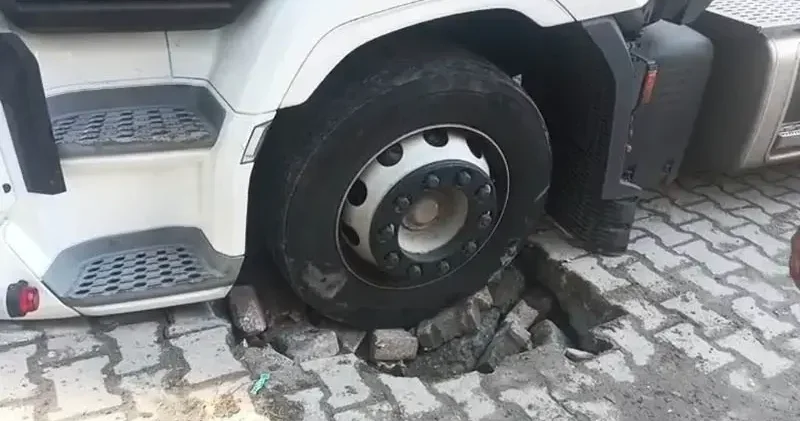 Esenyurt ta TIR lastiği yola saplandı