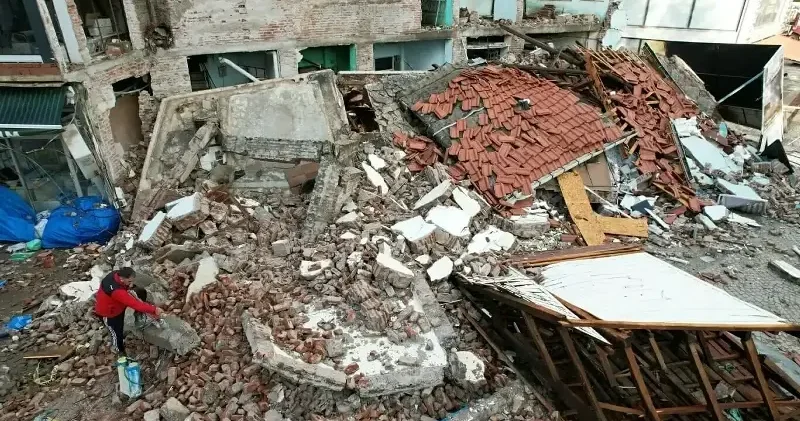 Sındırgı da enkaz kaldırma ve hasar tespit çalışmaları devam ediyor Balıkesir Haberleri