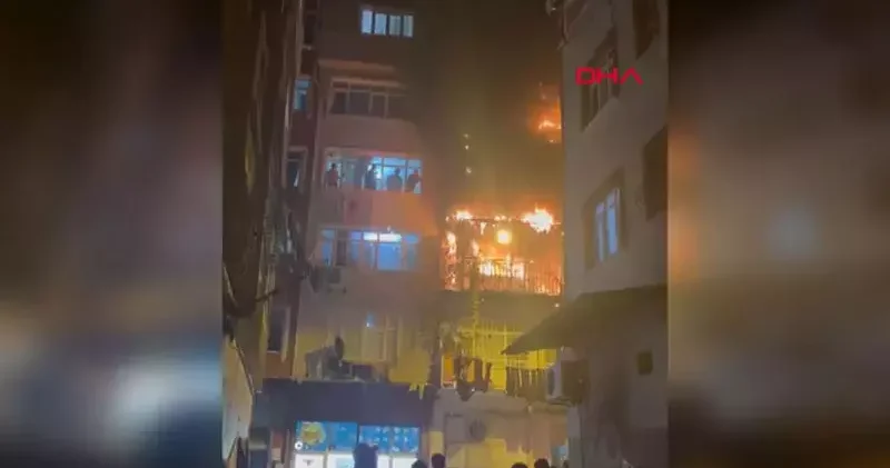 Beyoğlu nda havai fişek nedeniyle evde yangın çıktı; mahsur kalan 7 kişi kurtarıldı