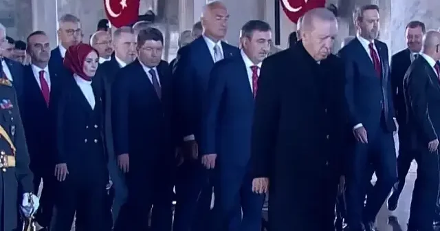 Devlet erkanı Anıtkabir de: Cumhurbaşkanı Erdoğan Atatürk mozolesine çelenk bıraktı VİDEO İZLE