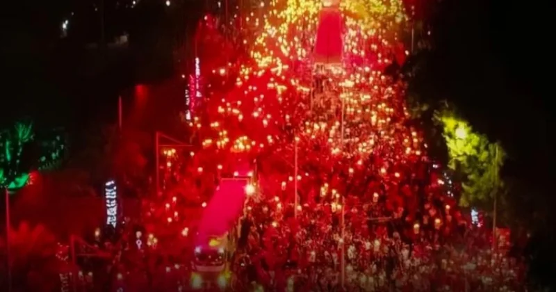 Caddeler meydanlar Kırmızı Beyaz! Yüzbinler sokaklara aktı Sözcü Gazetesi