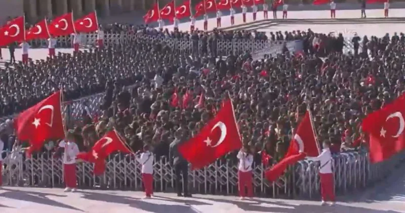 Anıtkabir e bir tek slogan atmak için gelmişler! Görüntüler ortaya çıktı