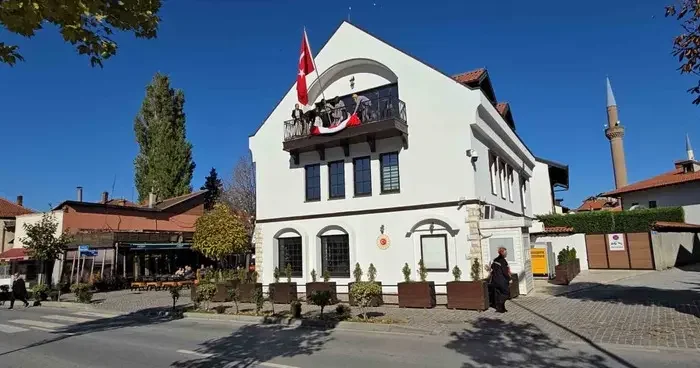 Kosovalı 102 kadın, Türkiye Cumhuriyeti’nin kuruluşunun 102. yıldönümü için bayrak ördü