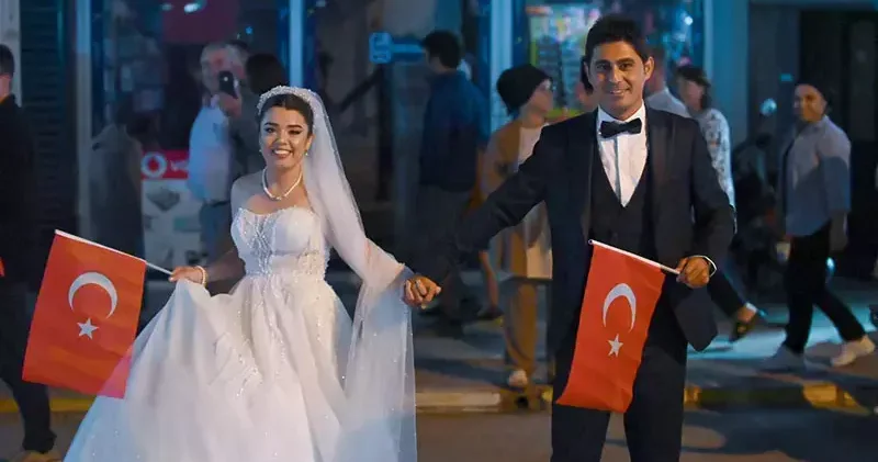 Gelinlik ve damatlıkla Cumhuriyet kutlamasına katıldılar