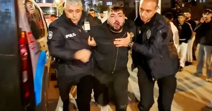 Yoldan geçen araçlara zarar verdi, polise direndi, Öldürün beni diye bağırdı