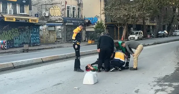 İstanbul haberleri Beyoğlu nda yol çalışması ihmali: İşçinin bacağı kırıldı! 29 Ekim 2025