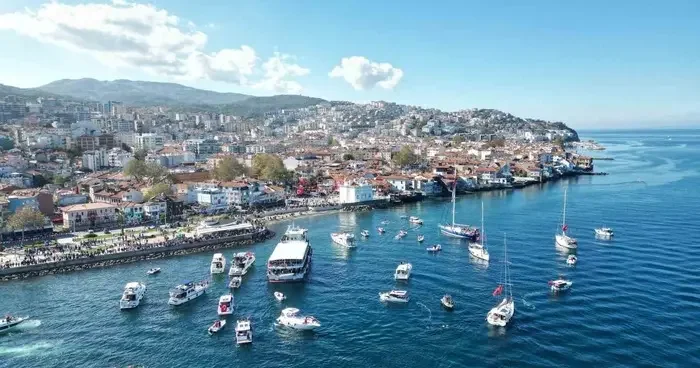 Denizde onlarca tekne kortej yaptı