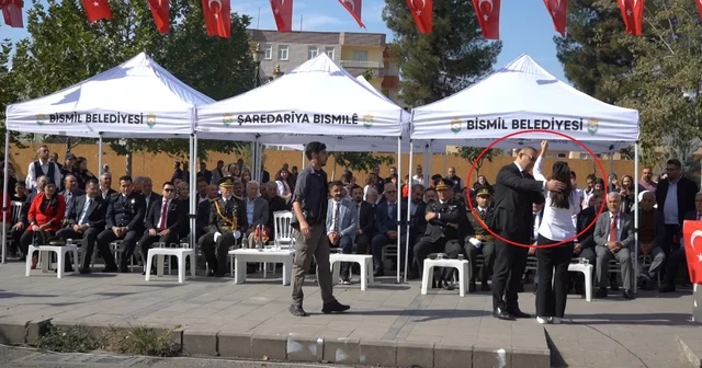 Diyarbakır da İstiklal Marşı nı okurken ağlayan öğrenciyi, Kaymakam teselli etti Diyarbakır Haberleri