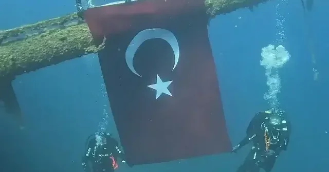 İzmir de deniz polisleri su altında Türk bayrağı açtı VİDEO İZLE