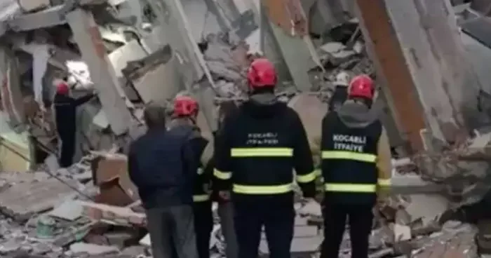 SON DAKİKA Kocaeli Gebze de 5 katlı bina çöktü! Ekipler bölgede, enkaz altında kalanlar var