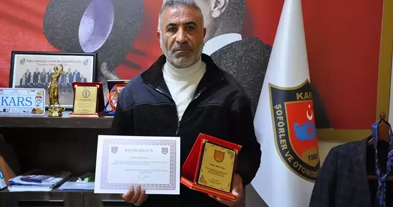 Yolcuyu hastaneye yetiştiren sürücü ödüllendirildi