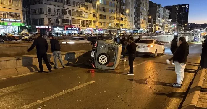 Otomobilin çarptığı cip yan yattı, yol trafiğe kapandı