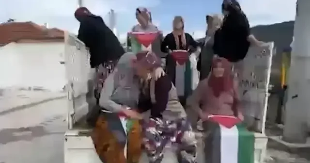 İzmir’de Anadolu kadınından vicdanlara çağrı: Gazze yanarken susarsak analığımız yarım kalır VİDEO İZLE