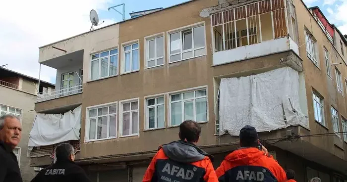 Kayseri’de 3 katlı bina yıkılma tehlikesi nedeniyle boşaltıldı