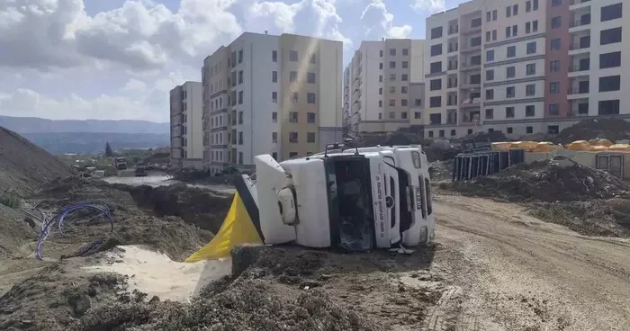 Antakya’da kum yüklü kamyon devrildi