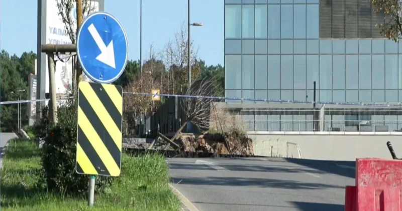 Ümraniye de istinat duvarı yıkıldı: Yol çöktü