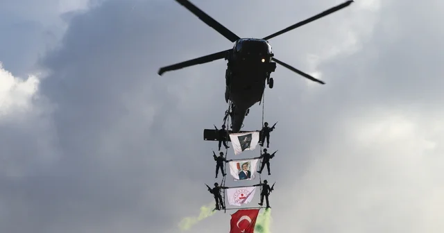 Komandolardan 29 Ekim e özel üzüm salkımı gösterisi Kayseri Haberleri