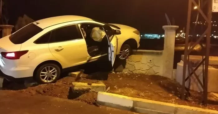 Gercüş te otomobil istinat duvarına çarptı: Sürücü kazadan yara almadan kurtuldu