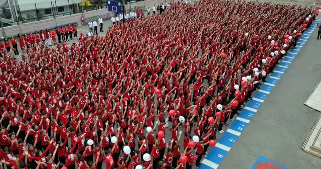 1500 öğrenci, okul bahçesinde söyledikleri şarkılarla Cumhuriyet i kutladı Antalya Haberleri