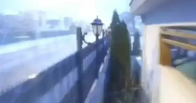 Kayseri de aydınlatma direğine isabet eden yıldırım kamerada VİDEO İZLE