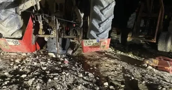 Devrilen traktörün altında kalan sürücü hayatını kaybetti