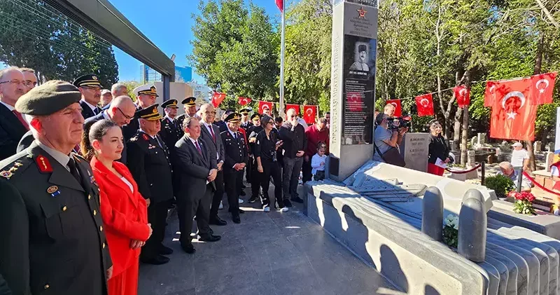 Dünya tarihinde ilk defa uçak gemisi batıran Topçu Yüzbaşı Aker in anıt mezarı açıldı