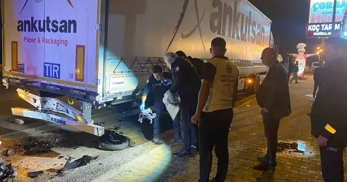 Park halindeki tıra çarpan motosikletli genç kazada hayatını kaybetti