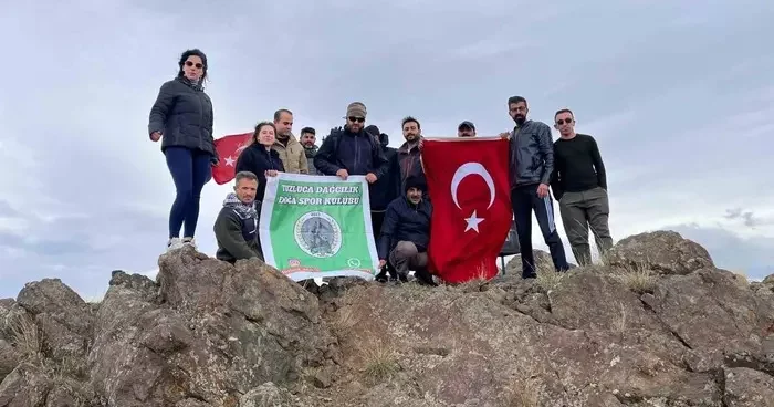 Iğdır’da dağcılardan Cumhuriyet Bayramı’na özel Tekelti Dağı zirve tırmanışı