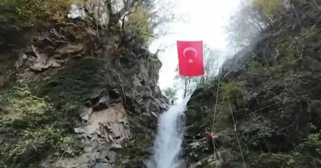 Cumhuriyetin 102. yılı coşkusu zirvede: Giresun da dağcılar şelaleye dev bayrak astı VİDEO İZLE