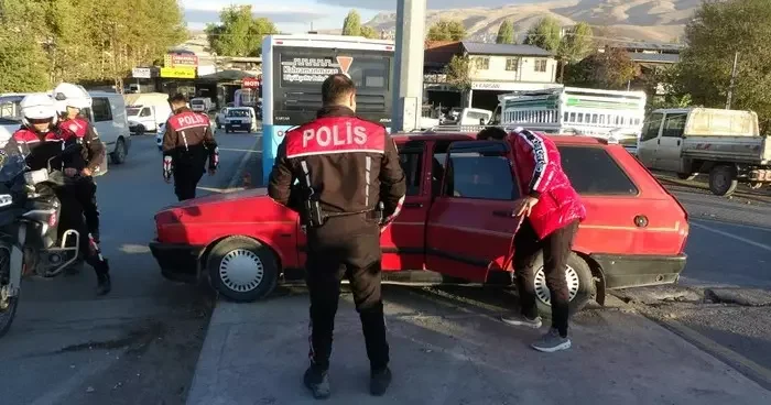 Polisin dur ihtarına uymadı, kaçarken kaza yaptı: Araçta uyuşturucu ele geçirildi