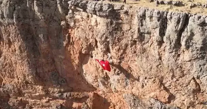 Elazığlı dağcılar kayalıklarda Türk bayrağı açtı