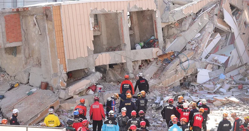 Kocaeli de çöken binadan 1 kişinin cansız bedenine ulaşıldı