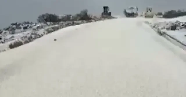 Elazığ’da dolu yağışı yolları beyaza bürüdü VİDEO İZLE