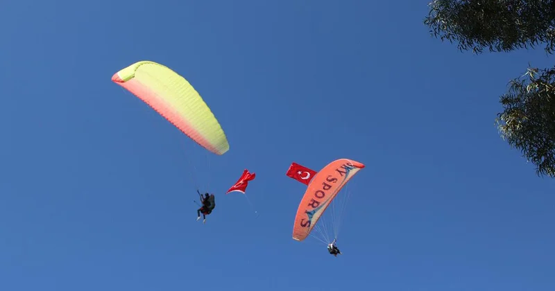 Antalya da 50 paraşütçü Türk bayraklarıyla atlayış yaptı
