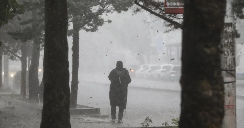 Ankara da sağanak ve şiddetli rüzgar etkili oldu