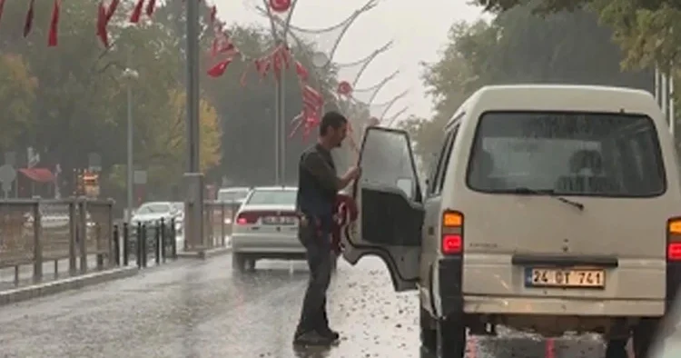 Alkışlanacak hareket: Yağmura aldırış etmedi, tek tek yerden toplayıp aracına koydu