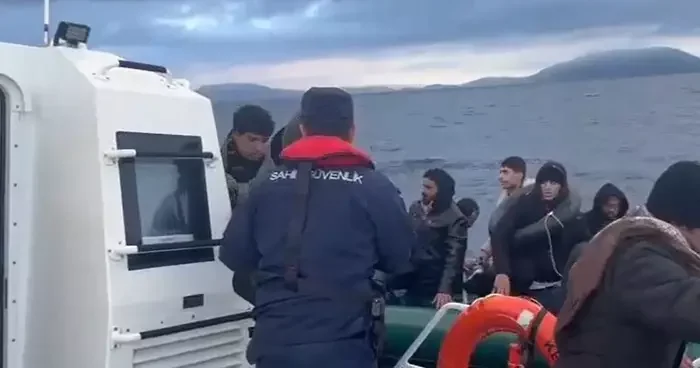 İzmir açıklarında 51 düzensiz göçmen yakalandı, 84 göçmen kurtarıldı