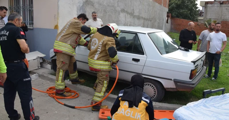 Otomobil evin duvarına girdi: Baba ve oğlu yaralandı