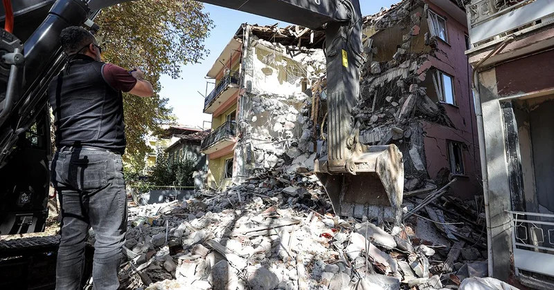 Sındırgı da 80 i konut 127 bağımsız bölüm ağır hasarlı