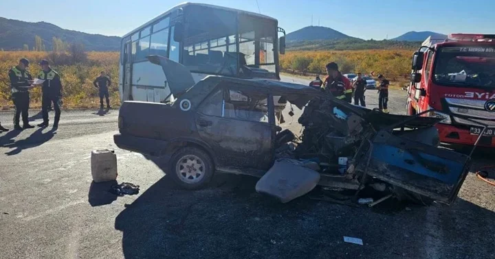 Mersin de feci kaza! Tarım işçilerini taşıyan midibüs ile otomobil çarpıştı: 3 can kaybı, 12 yaralı