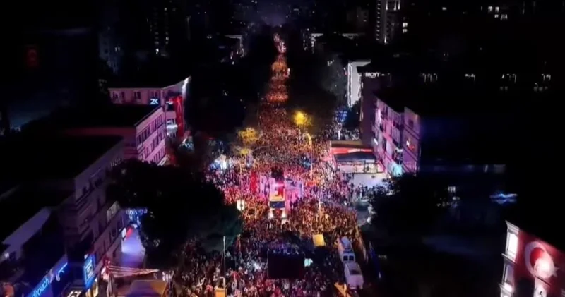 On binler Kadıköy e akın etti: Bağdat Caddesi nde Cumhuriyet Bayramı coşkusu