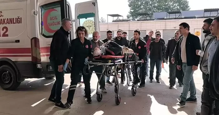 İskelenin altında kalan işçi ağır yaralandı