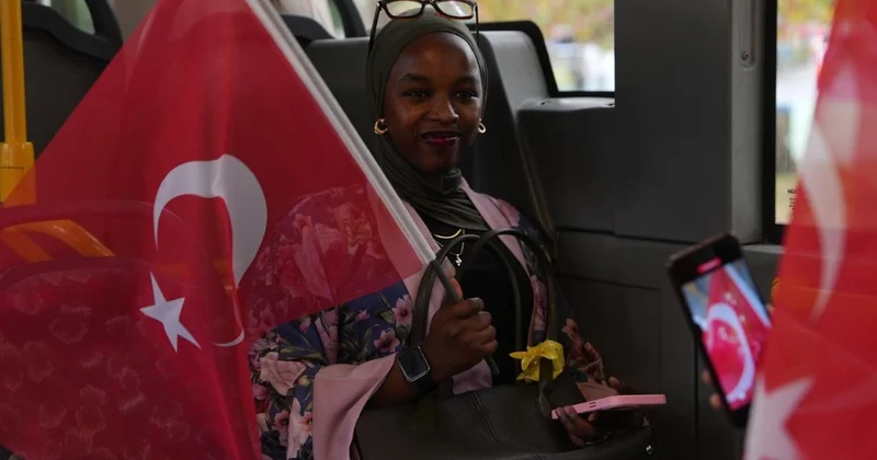 Yolculara 29 Ekim sürprizi! Marşlar yükseldi, otobüs bir anda kırmızı beyaza bütündü